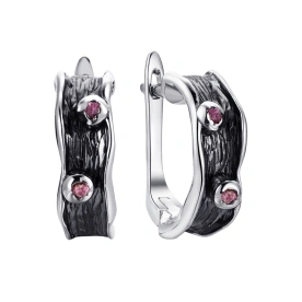 Серебряные cерьги классические с корундом