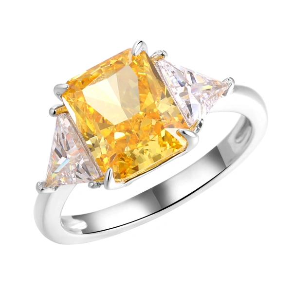Серебряное кольцо с фианитом