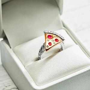 Domino’s дарит обручальное кольцо с кусочком драгоценной пиццы 